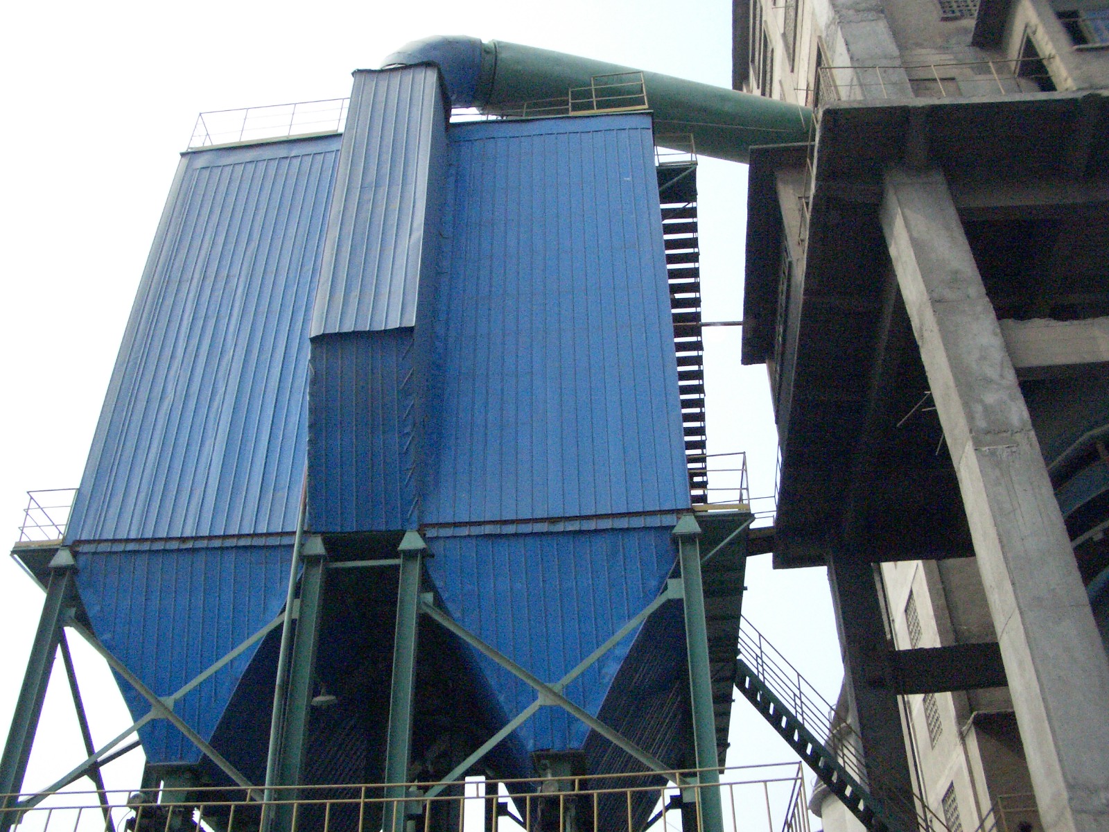 白灰窯除塵器為什么要選擇袋式的？?jī)?yōu)勢(shì)及原理